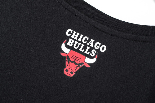 Imagen 4 de 6 de Polera Nba Urban Doodle Chicago Bulls Negro Hombre