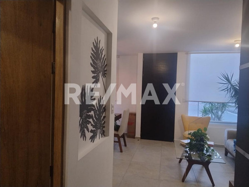 Casa En Venta En Condominio Con 3 Habitaciones Y Una En Pb, Tiene Jardín Y Amenidades En San Isidro Juriquilla