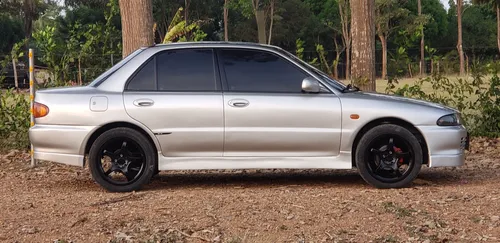Mitsubishi Lancer 1.3 Gl 5 p
