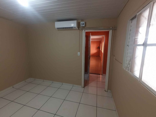 2 Casas No Mesmo Patio Com Muros Altos Separando