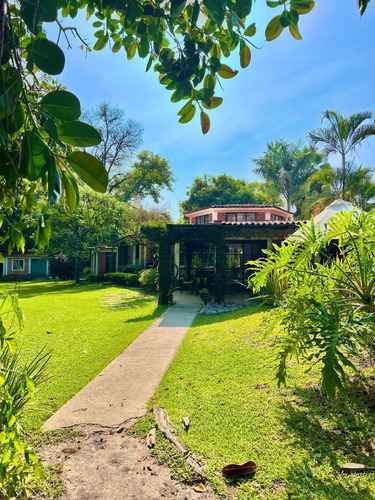 Hermosa Casa De Una Planta En Venta