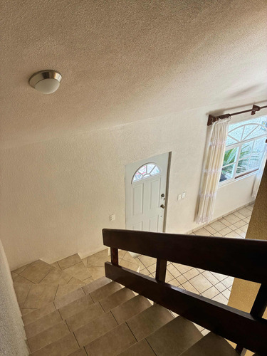 Casa De 4 Recámaras Y 2 Baños Completos - 194m2 Construcción