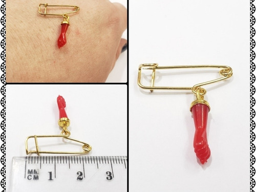 Imagen 2 de 3 de Manito Roja De Bebe Mal De Ojo Con Prendedor