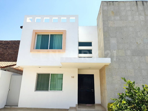 Casa En Venta En Claustros Del Río, San Juan Del Río, Querétaro