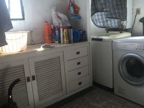 Imagen 15 de 15 de En Uno De Los Mejores Barrios De Montevideo. Casa Muy Cálida De Excelente Carpintería Y Materiales.