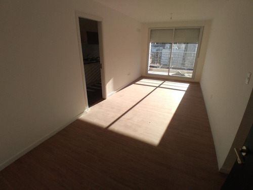2 Dormitorios En Venta. Piso Alto, Soleado Y Despejado.