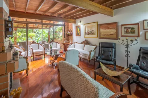 Casa En Venta En Loma De Los Balsos. Cod V16245