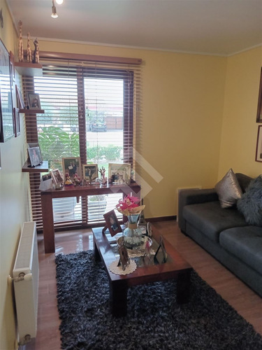 Casa En Venta De 4 Dorm. En Maipú