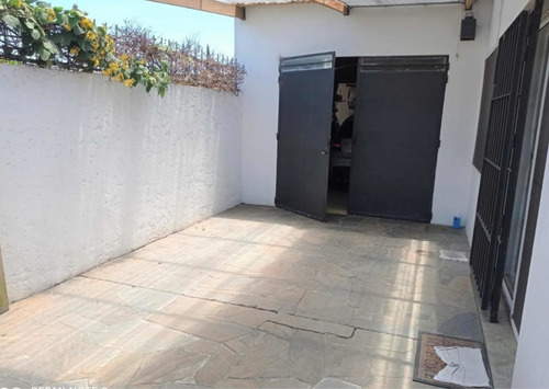Imagen 14 de 16 de Amplia Bien Ubicada A Pasos De Servicios