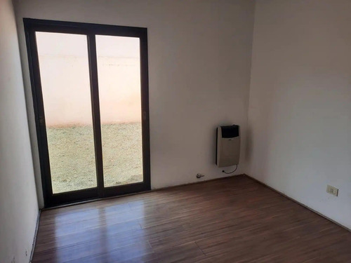 Casa En Venta - 2 Dormitorios 1 Baño - Cochera - 110mts2 - Chivilcoy