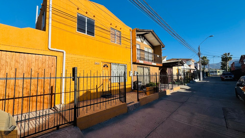Se Vende Amplia Casa Sector Las Torres 4 Dorm Regularizada