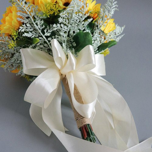 Girasol Hecho A Mano Boda Sosteniendo Ramo Elegante Aspecto