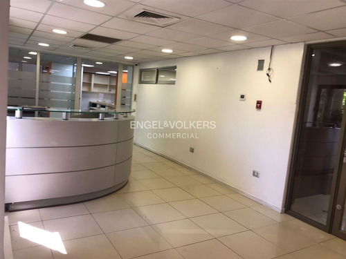 Arriendo Amplisima Oficina Amoblada En Edificio Boutique