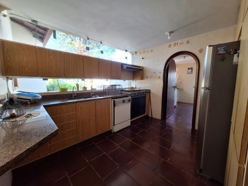 Residência De Alto Padrão Localizada Em Um Dos Condomínios Mais Cobiçados Do Vale Do Paraíba, À Apenas 30 Minutos De Campos Do Jordão E A 1h30 Do Litoral Norte.