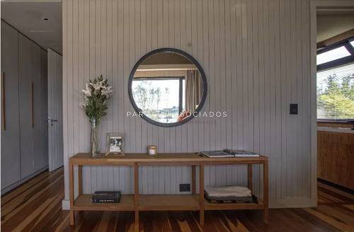 Venta De Casa Con 4 Dormitorios En Pueblo Mío, Manantiales.