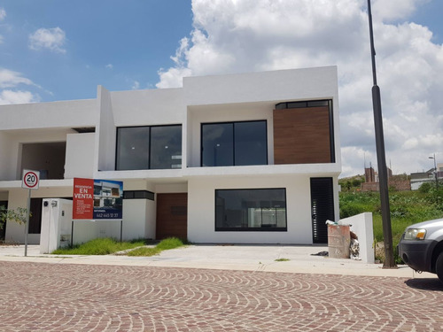 Residencia En Lomas De Juriquilla, 4 Habitaciones Con  Baño 