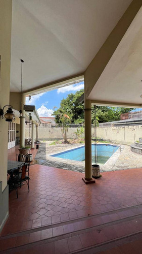 Se Alquila Casa De 1100 M En La Viña Av Principal Socc