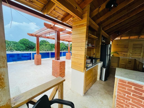 Imagen 29 de 30 de Casa De 3 Niveles Con Piscina En Santo Domingo