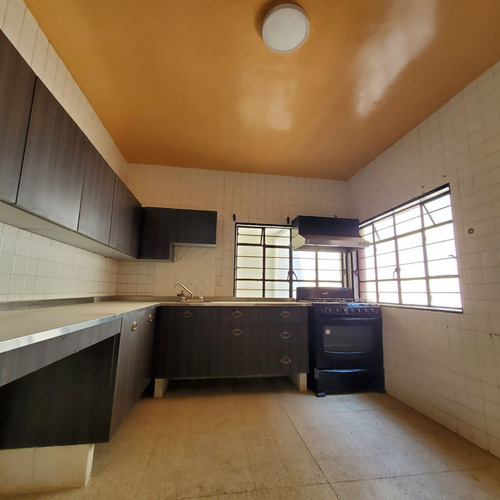 Amplisima Casa En Inmejorable Ubicación, Centrico Y Seguro.