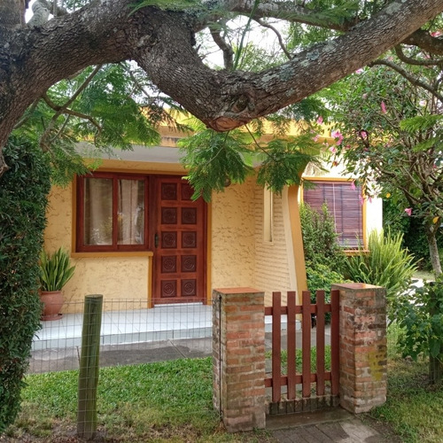 Casa  3 Dormitorios, Parrillero, Garage, Zona Muy Tranquila.