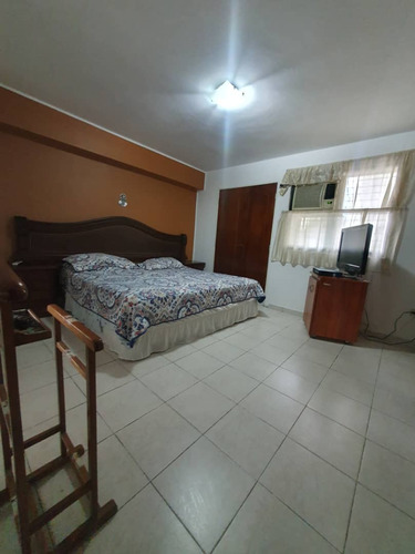 Lorena Inojosa Vende Apartemento En Valles De Camoruco.