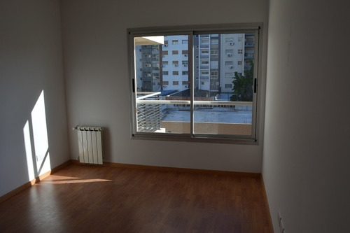 Imagen 3 de 14 de Departamento De 3 Amb Excelente Ubicación