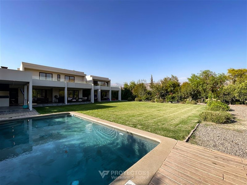 Casa En Venta De 5 Dorm. En Colina