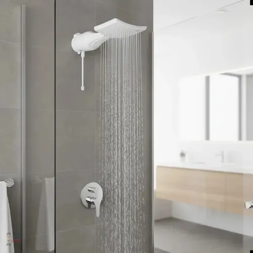 Chuveiro Lorenzetti sendo usado em banheiro com azulejo cinza