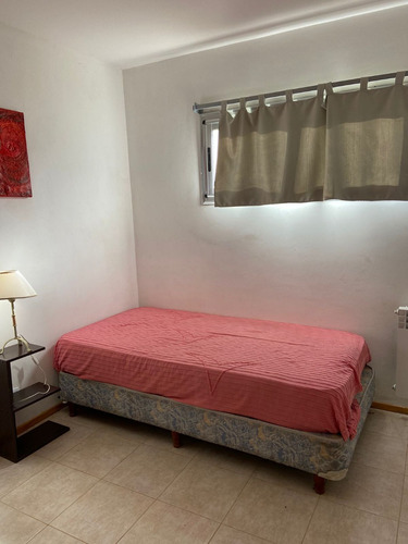 Casa Moderna De 3 Dormitorios + Dependencia. Amplio Garaje. Jardín Con Diferentes Niveles