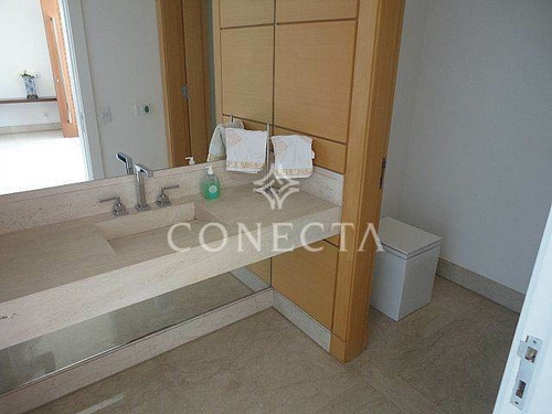 Imagem 8 de 27 de Tamboré 03 | Casa Alto Padrão | Venda | Fino Acabamento | Imenso Quintal Gramado - Cnc1282