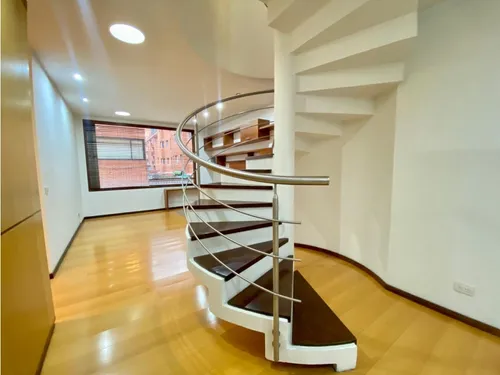 Chico Reservado, Apto Duplex Con Excelentes Acabados