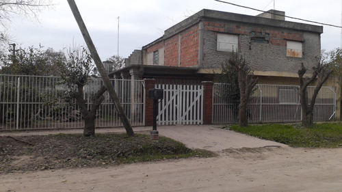 Casa En Venta - 2 Dormitorios 1 Baño - Cochera - 200mts2 - Guernica, Presidente Perón