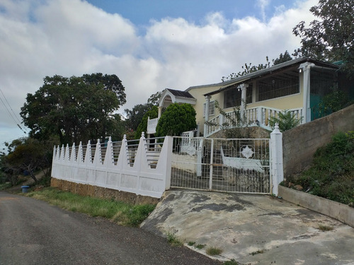 03p Amplia Casa Con Piscina Y Bohio En La Sierra De Falcón