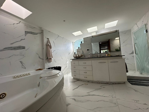 Casa Remodelada Y Llena De Espacios En El Corazón De Pedregal De San Francisco