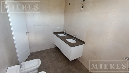 Casa En Venta Sobre Lote Interno En Barrio Ceibos Puertos