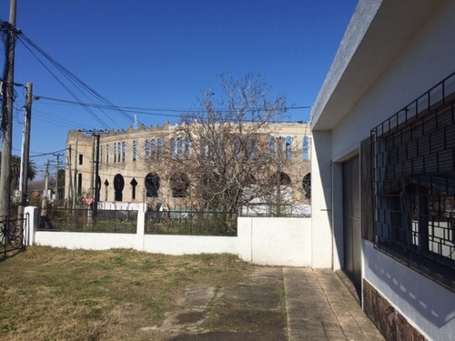 Imagen 4 de 12 de Casa En Venta De Dos Dormitorios A Metros De Plaza De Toros