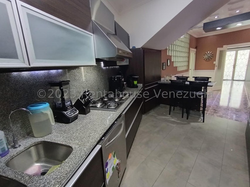 San Bernardino !! Amplia Y Hermosa Casa Totalmente Remodelada, Dividida En 3 Ambientes Independientes, 434 M2 Terreno, 555 M2 Const., 9 Hab., 8 Baños, 7 Pe, 3 Cocinas. Calle Cerrada Vigilancia 24/7 !!