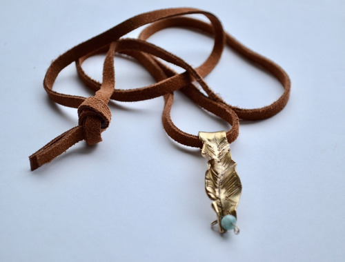 Imagen 3 de 4 de Collar De Hoja En Bronce, Piedra Onix Cielo Y Cuero, Cod1