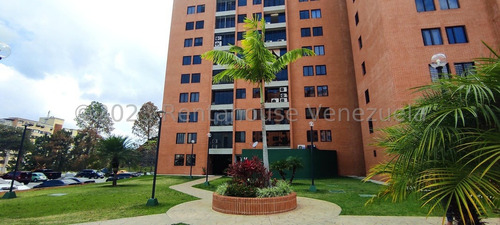 Amplio Apartamento En Colinas De La Tahona 24-12448 Garcia & Duarte 