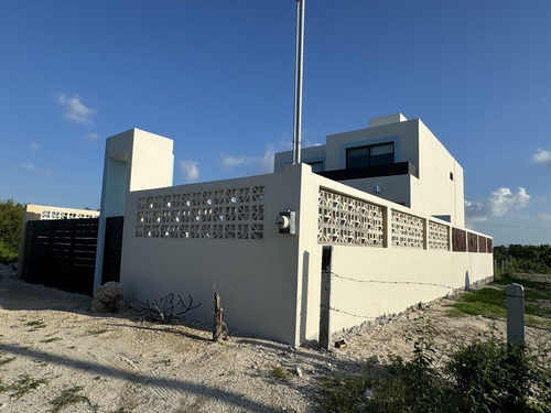 Casa En Venta Merida, Playa Chicxulub, 4ta Fila, Entrega Inmediata.