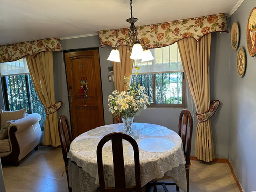 Preciosa Casa En Tranquilo Pasaje, Muy Conectada