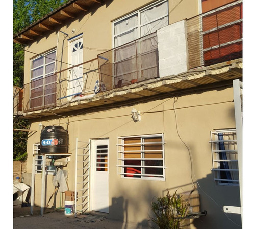 Casa En Block Con Entrada De Autos Y Dos Dptos. Al Cfte.