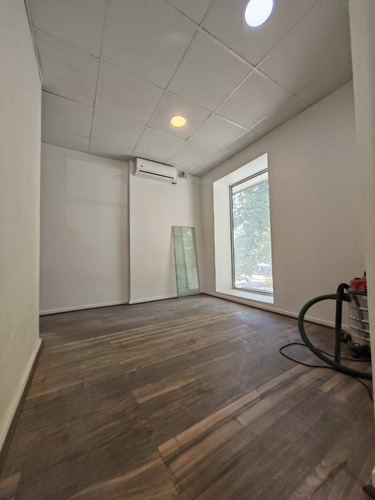Versatil Propiedad Comercial, Nueva, 3 Pisos Con Ascensor