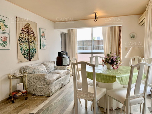 Apartamento De Tres Dormitorios En Venta. Península, A Metros Del Puerto.