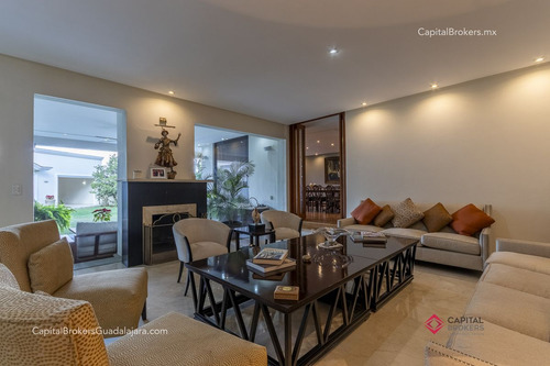 Residencia De Lujo En Venta En Colinas De San Javier, Con Alberca