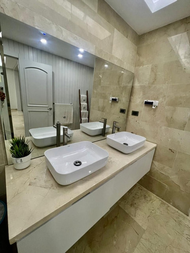Casa En Los Cacicazgos En Venta, Santo Domingo