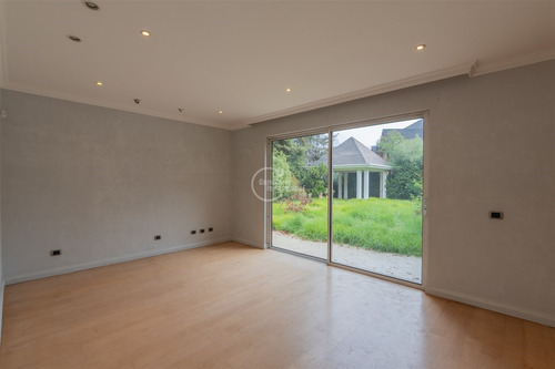 Casa De Arquitectura Clásica En Exclusivo Sector De Ladehesa