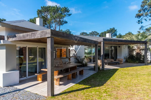 Venta De Casa 5 Dormitorios En Pinar Del Faro José Ignacio Con Gran Jardin Parquizado (pfi7)
