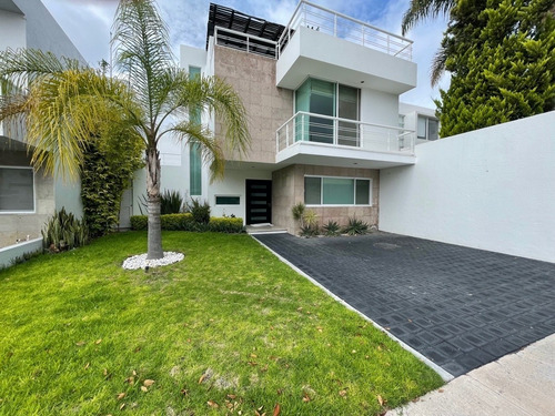 Imagen 1 de 30 de Casa En Venta En Juriquilla Con Alberca Propia