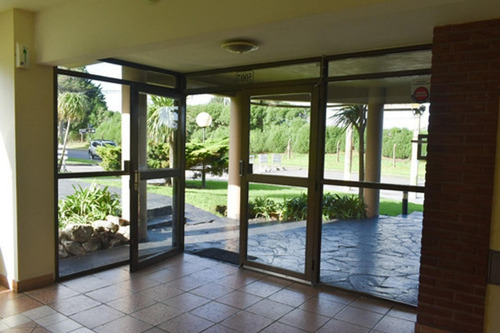Imagen 17 de 17 de Zona Alem Frente Al Golf - Dto 2 Amb + Dependencia - Venta -